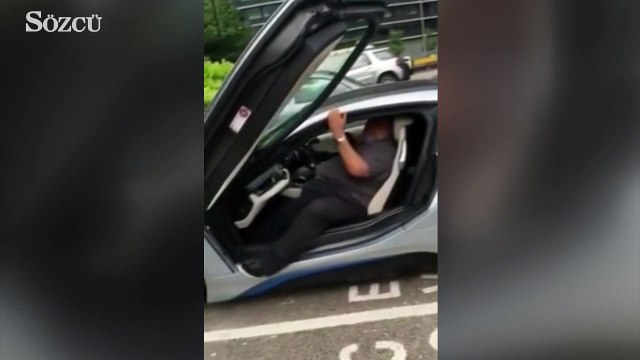 Şişman adam uzun uğraşlar sonucu lüks aracından inmeyi başardı