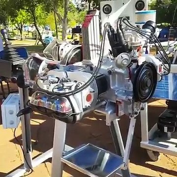 Ce moteur de voiture transparent vous permet de voir son fonctionnement de l'interieur