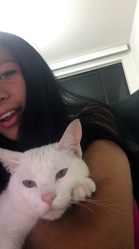 Une fille chante avec son chat