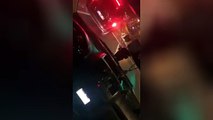 Taksi şoförü, bıçakla içinde müşteri olan Uber aracına saldırdı