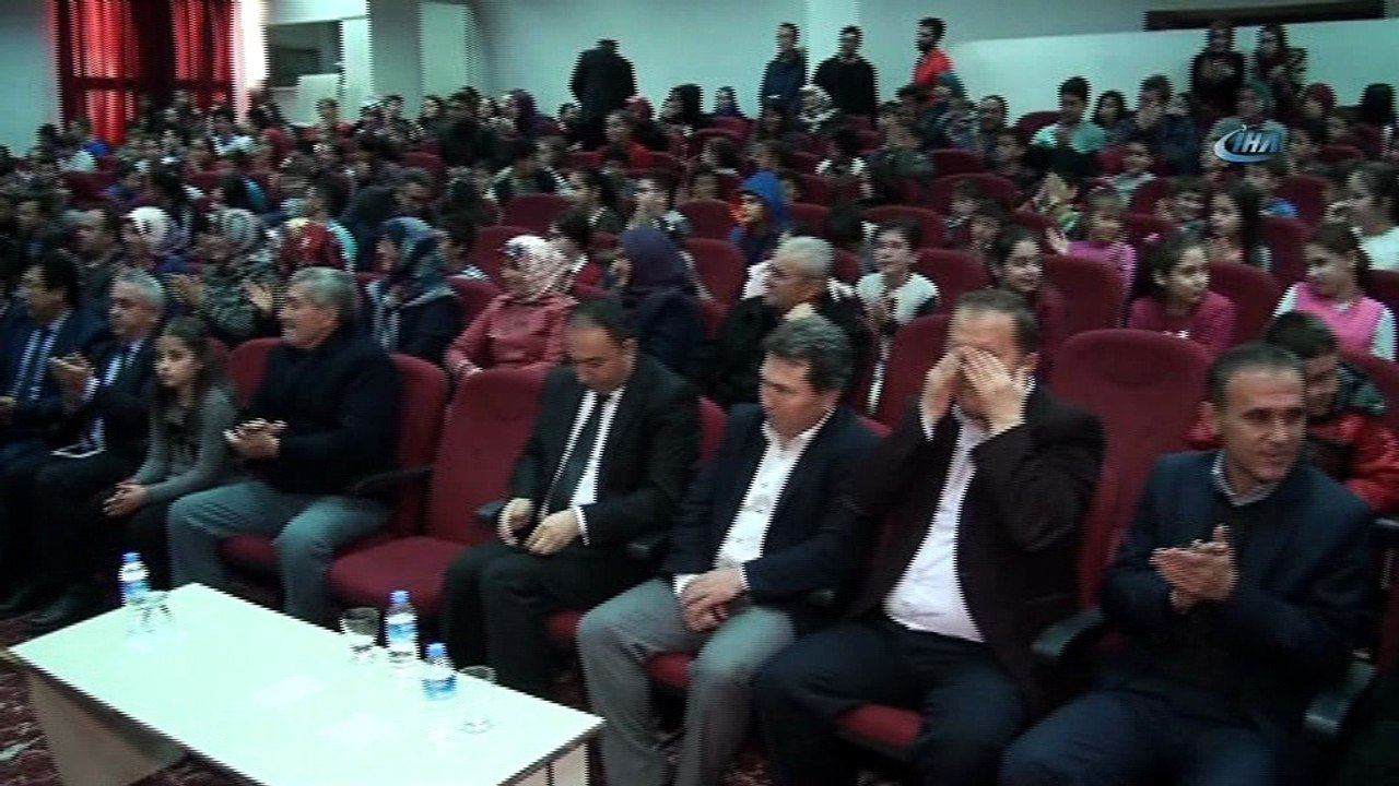 İlkokul öğrencileri İstiklal Marşı okurken gözyaşlarına boğuldu