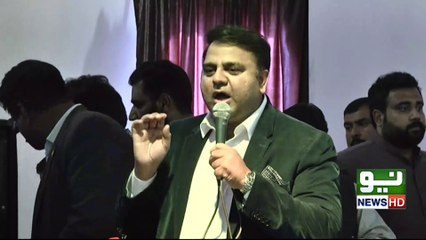 Listen the deference between #PTI & #PMLN social media team