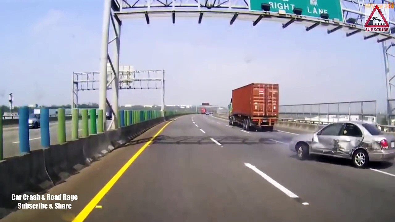 TRUCK DRIVING FAILS CAUGHT ON TAPE! Idiot Drivers On Road 2017