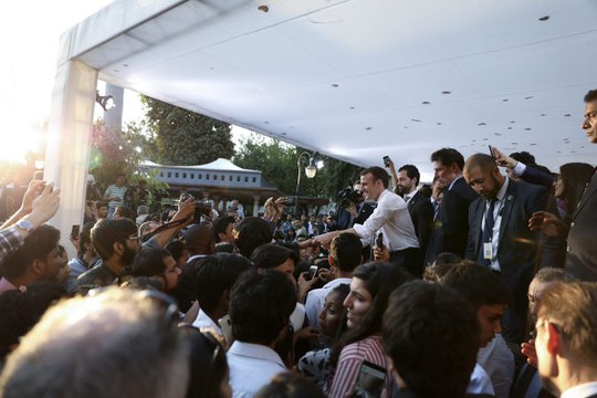 Échange du Président de la République, Emmanuel Macron avec des étudiants indiens au Bikaner House à New Delhi, Inde.