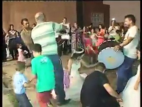 عروس ترقص عالطبل باليلة زفافها