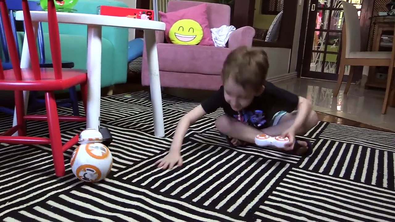 Paulinho e Toquinho Brincam c/ BB-8 de Controle Remoto Star Wars - Vídeos para Criançinhas