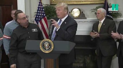 "Il nous regarde de là-haut et est fier de vous": la bourde de Trump face à un sidérurgiste dont le père est vivant