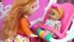 Las Bebes de Elsa y Ana Atrapan al Ladron que robo el Banco de Barbie - Juguetes de Titi