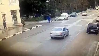 un chauffeur renverse des cyclistes à Alushta