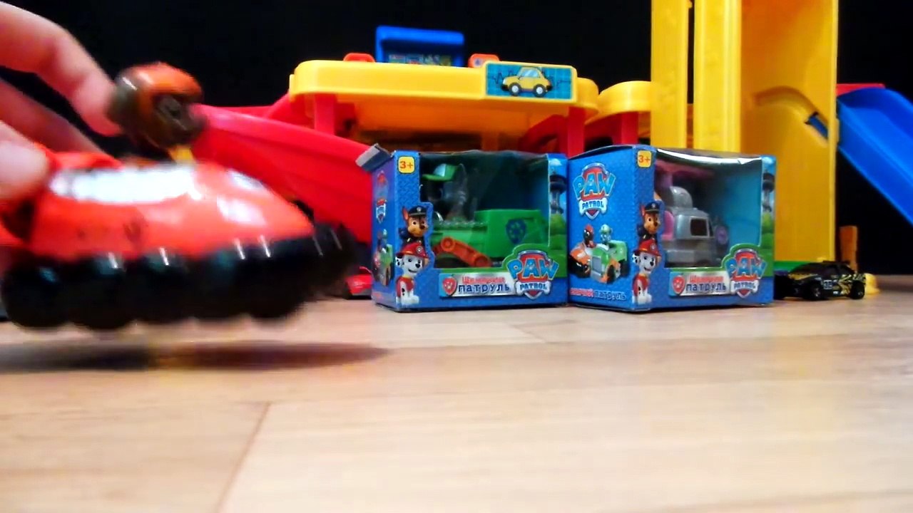 Paw Patrol Kinderautos fahren das Parkhaus herunter Fisher Price Little People - Spielzeug