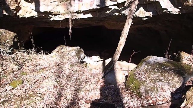Il part explorer une grotte abandonnée et fait des découvertes terrifiantes