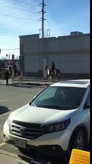 Passer au Drive de Starbucks... a CHEVAL !