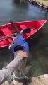 Rentrer dans son Kayak avec style !! Ou pas lol.. pauvre pêcheur !