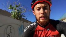 Chute d'un cycliste en train de se filmer pour son vlog..