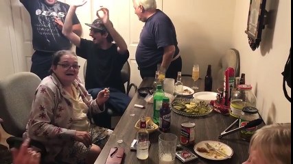 Le boulet : il lache le gateau par terre !! Bon anniversaire...