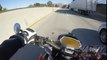 Ce motard glisse sous un camion à pleine vitesse sous l'autoroute !