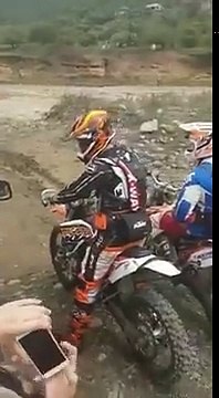 Traverser une rivière en motocross...? Mauvaise idée !