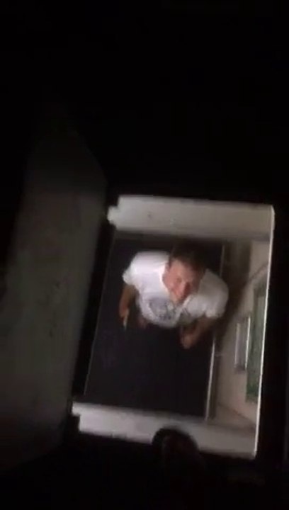 Coincés dans l'ascenseur ils s'échappent par la trappe !