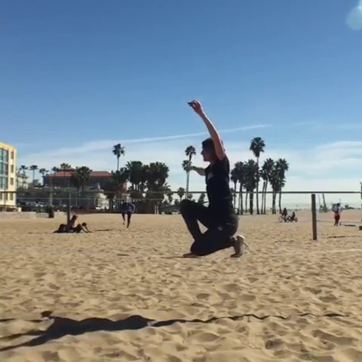 Elle marche sur une corde en talons en équilibre !