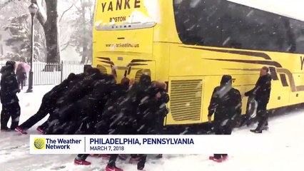 Ces lycéennes poussent leur bus en panne au lycée !!!