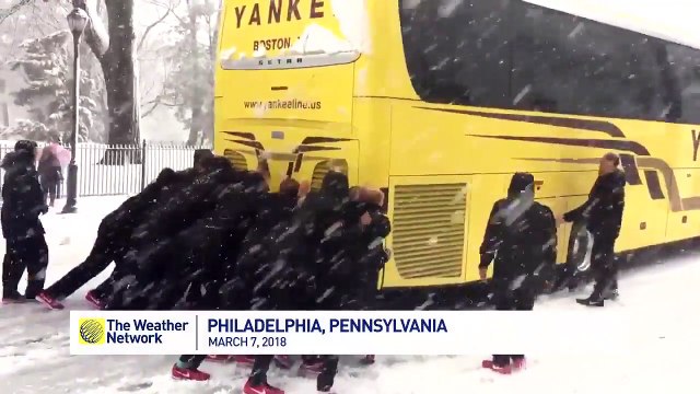 Ces lycéennes poussent leur bus en panne au lycée !!!