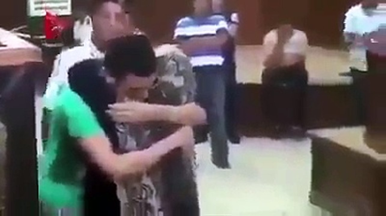 بیٹے کو پھانسی کی سزا سُنائی گئی تو ماں نے جج سے ایک بار بیٹے کوگلے لگانے کی اجازت مانگ لی - ماواں ٹھنڈیاں چھاواں