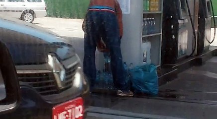 Olha onde o vendedor pega água pra vender