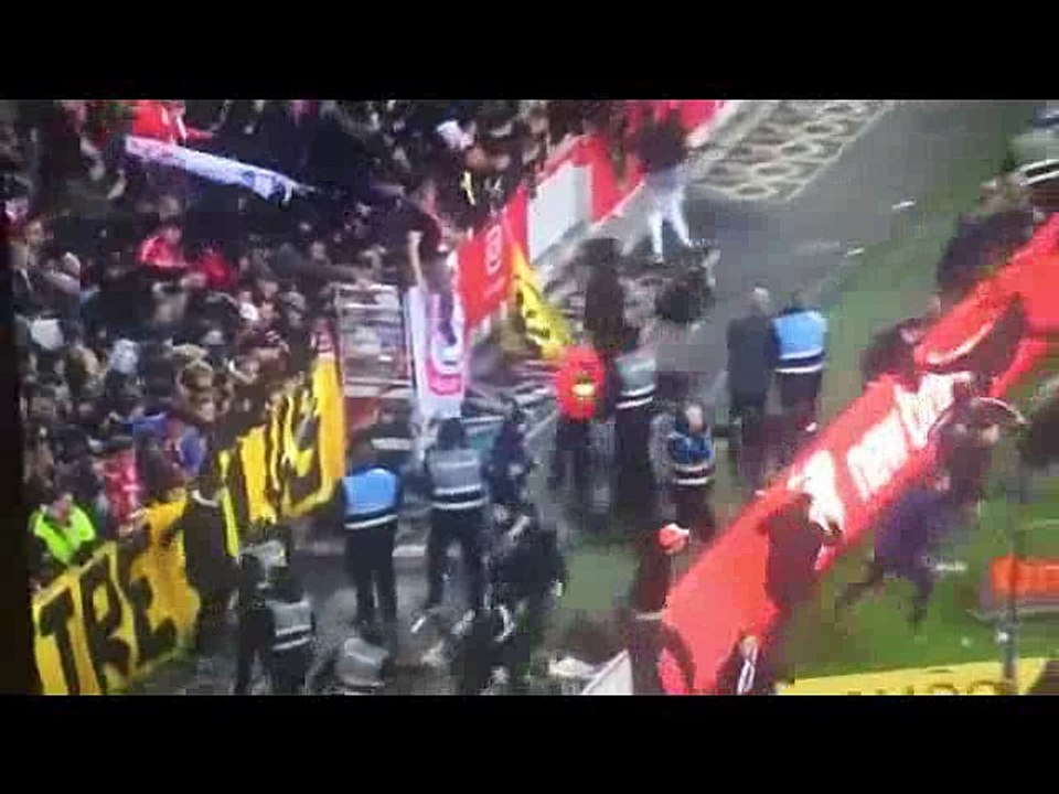 [640x360] Adeptos do Lille invadem campo e agridem jogadores