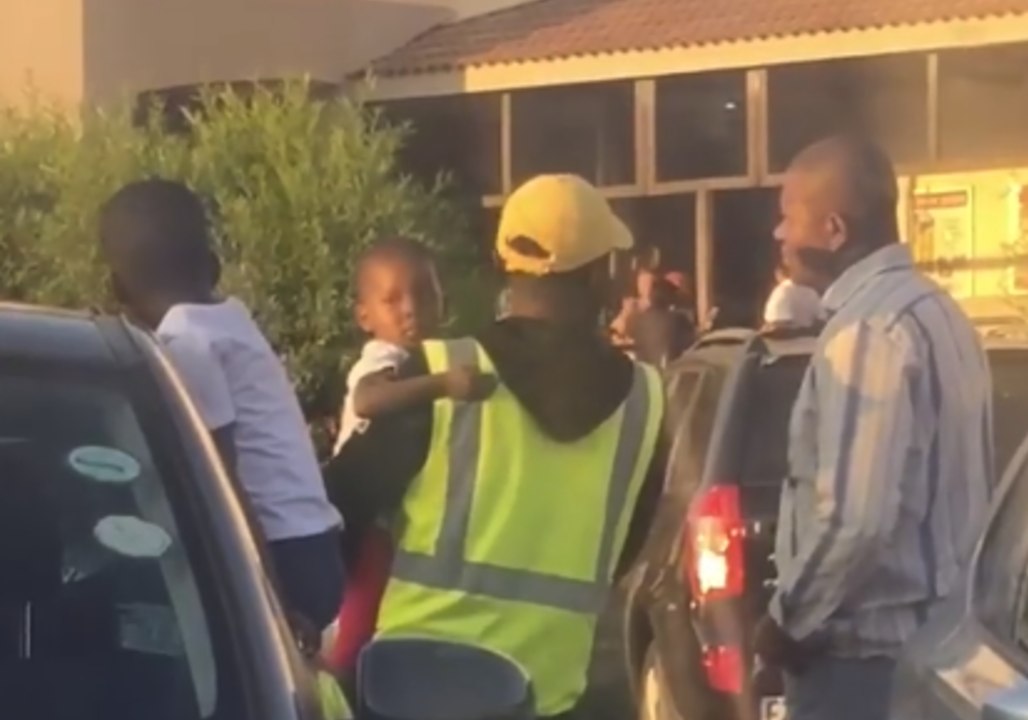 Children Left 'Alone' Outside Supermarket get Help From Security Guard