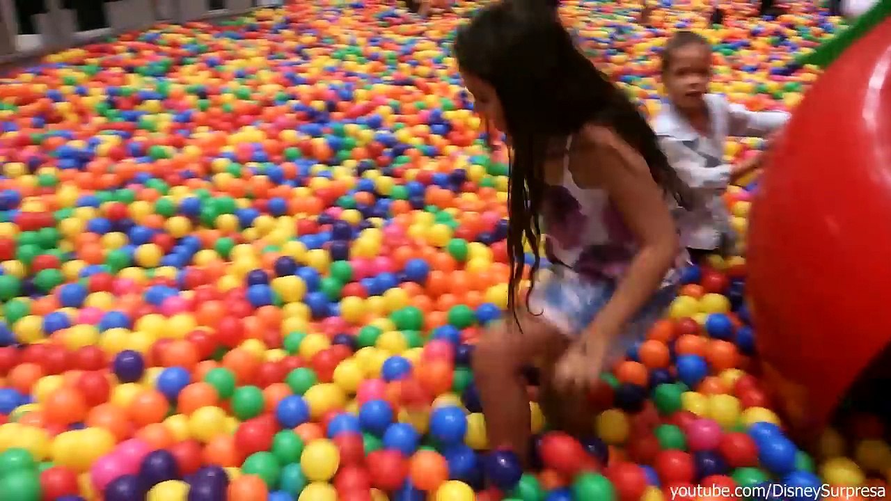 Bia Bagunça na Piscina de Bolinhas. Minha Baby ALive em Portugues!!! DisneySurpresa