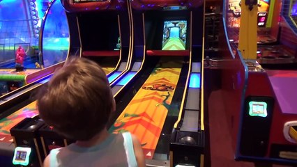 Brincando no Fliperama Boliche com Paulinho Infantil Fun Kids Playing Bowling Playground Games