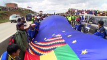 Despliegan enorme bandera en Bolivia para demandar salida al mar