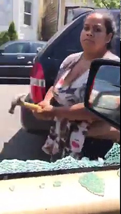 Mujer despechada rompe auto de ex marido con hijos en el interior