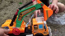 Excavator toy Đồ chơi xe máy xúc may mắn tìm được đồ chơi trẻ em by Giai tri cho Be yeu