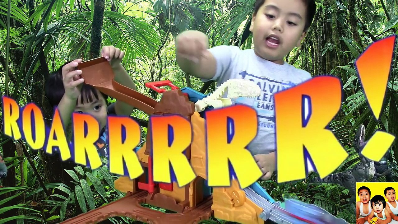 THOMAS AND FRIENDS TAKE N PLAY ROARING DINO RUN SET Thomas the Tank Toy Trains for Kids