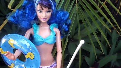 Descargar video: Descendants 2 Mal and Ben and Evie take Toddler kids to the pool with Anna Elsa Dolls Toys In Action