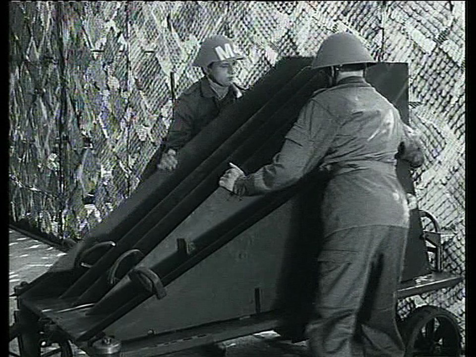 Montage von Fla-Raketen in stationären und in Feldstellungen