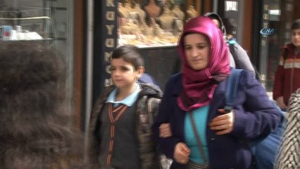 11 yaşındaki karateci tekmeleriyle engellere meydan okuyor