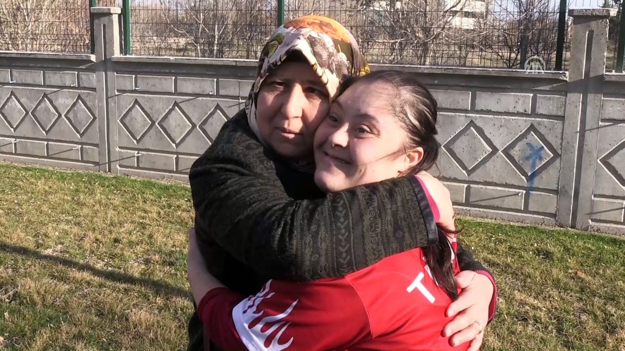 Özel sporcuların 'Hanife anne'si - AFYONKARAHİSAR