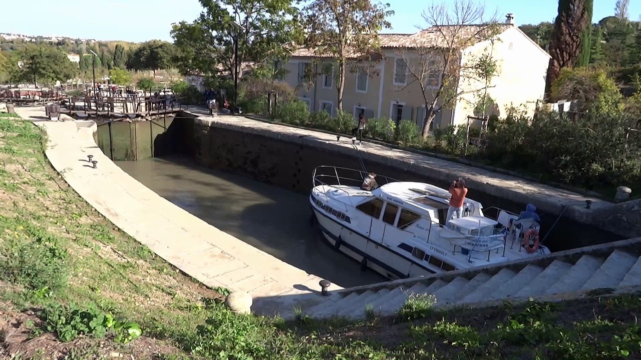 Descente des écluses en bateau de location à Béziers