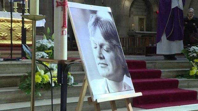 40 ans de la mort de Claude François: Les images des 400 personnes réunies pour la messe