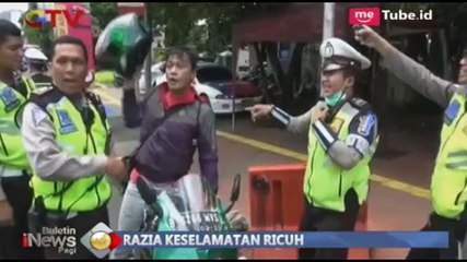 Emosi! Pengendara Motor Ini Ngamuk saat Ditilang