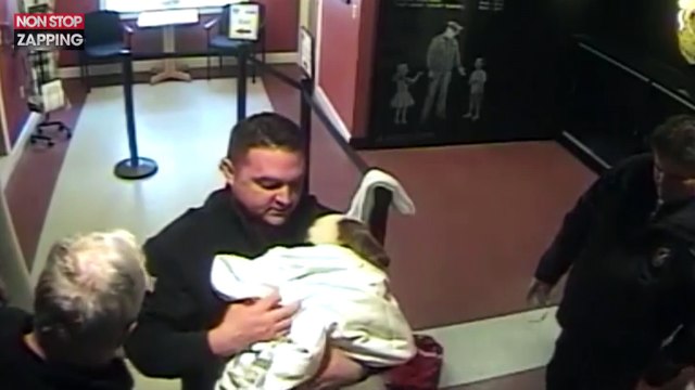 Des policiers sauvent un petit chien dans un commissariat (vidéo)
