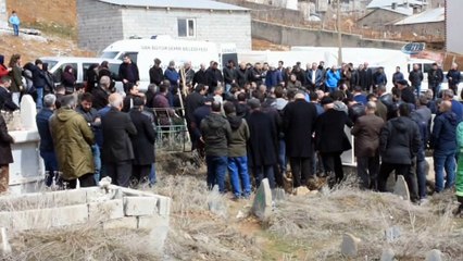 Yerde bulduğu cismin patlamasıyla hayatını kaybeden minik Berat, toprağa verildi