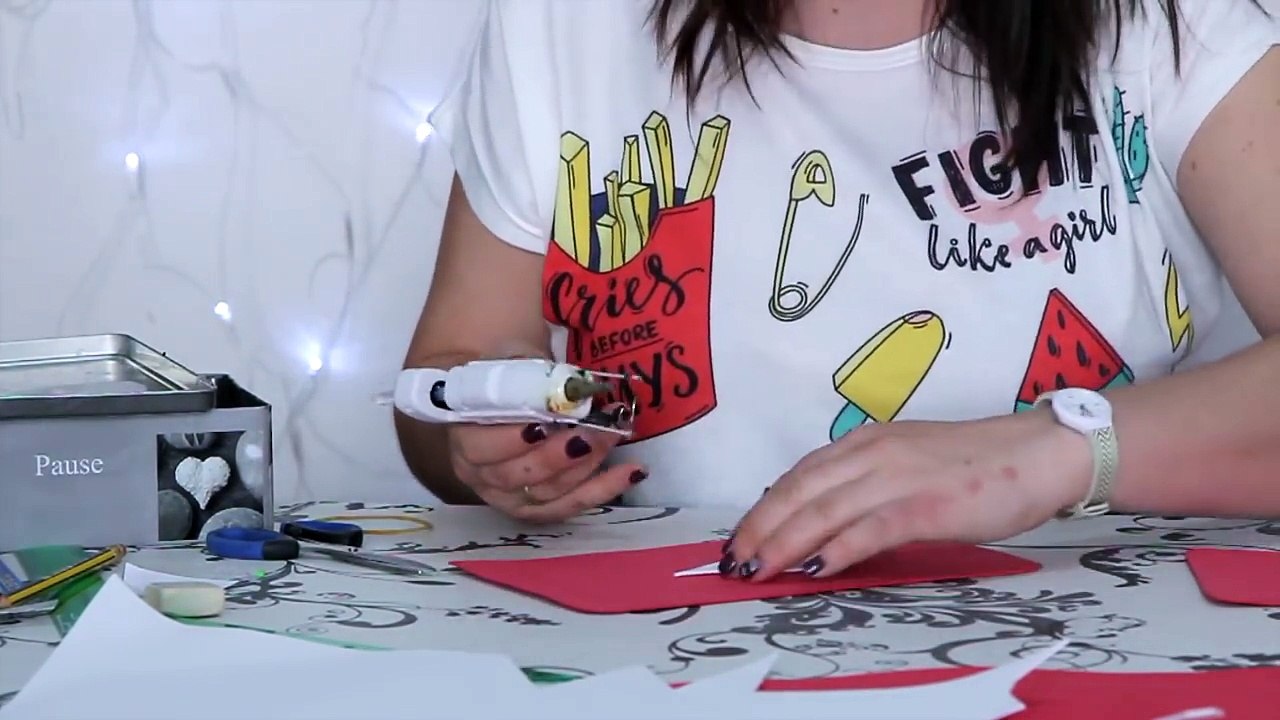 MANUALIDADES FÁCILES CON GOMA EVA // Fabríca tu estuche de Youtube // Juegos y Juguetes en Familia