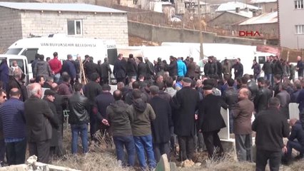 Hakkari Yüksekova'da Elinde Cisim Patlayan 10 Yaşındaki Berat Toprağa Verildi-Hd