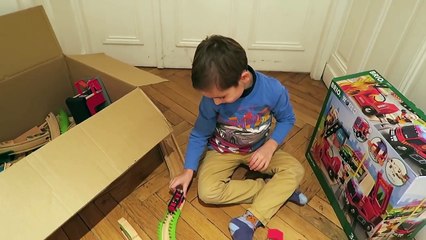 CIRCUIT GÉANT dans le couloir - TRAINS Brio & VOITURES Cars