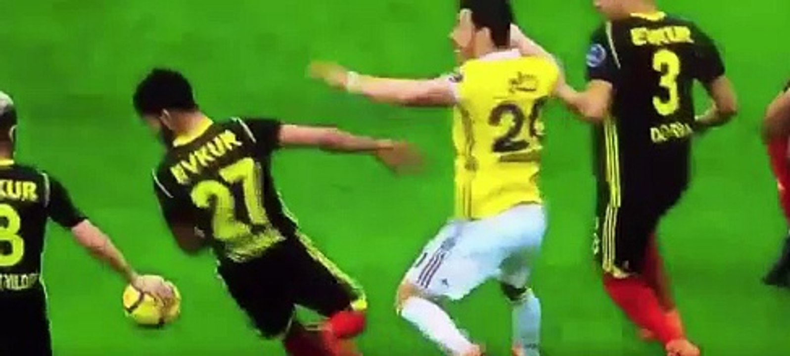 Mete Kalkavan’ın eller kapalı diye penaltı çalmadığı pozisyon