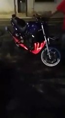 Il fait un peu trop chauffer le pot de sa moto et y met le feu!