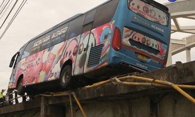 Tabrak Pembatas Jembatan, Bus Nyaris Terjun ke Sungai Pute